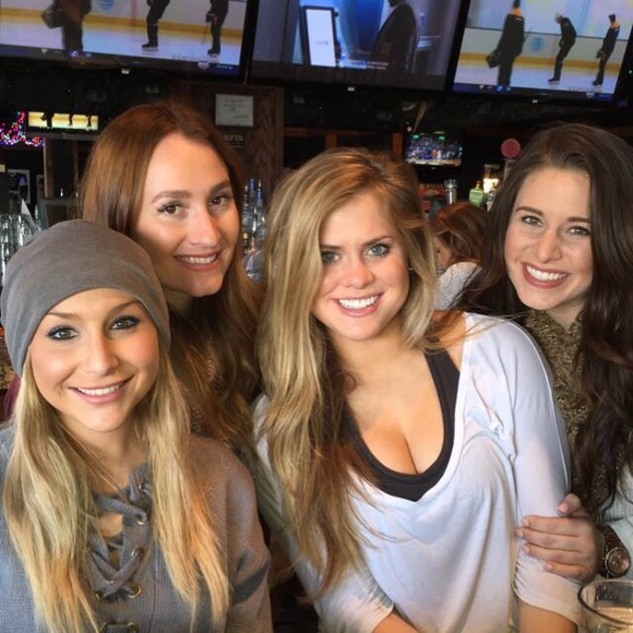 Meet your Posher, Sarah! 💁🏼💕 - Picture 4 of 8